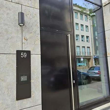 3 2 Bathrooms 2 Toilets New Center Of Underground Parking Space Contactless Self Check-in 杜塞尔多夫