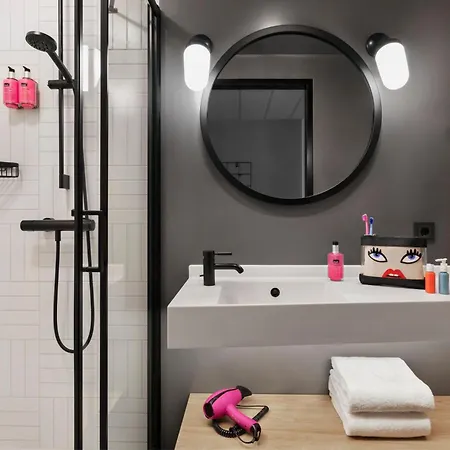 Moxy 3*