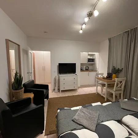 Centrally Located At Station Apartamento *