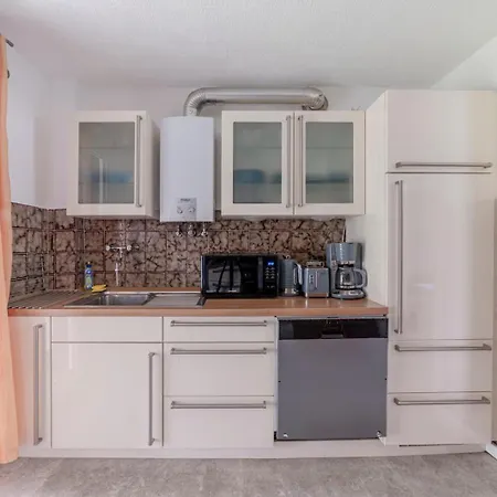 Daire Cozy With Garden, Balcony And Parking Area In