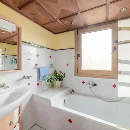 Daire Cozy With Garden, Balcony And Parking Area In *