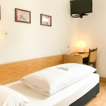 Moon Hotel 2*