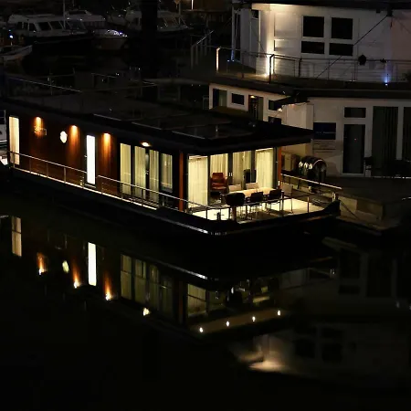 Úszó hotel Cruisinghome Medienhafen *