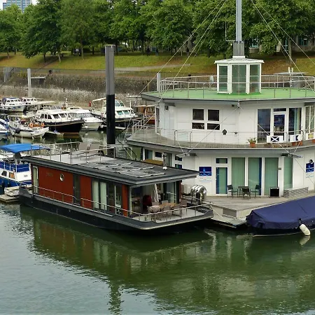 Cruisinghome Medienhafen Úszó hotel